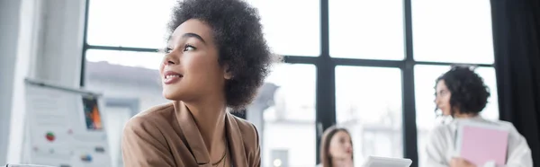 Empresária Afro Americana Alegre Olhando Para Longe Escritório Banner — Fotografia de Stock