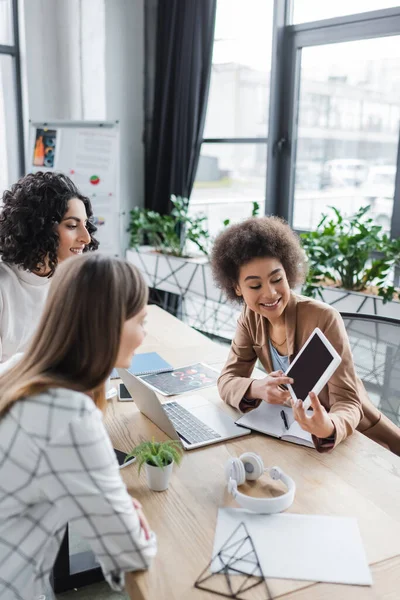 Mujer Negocios Afroamericana Sonriente Apuntando Tableta Digital Cerca Colegas Multiétnicos — Foto de Stock