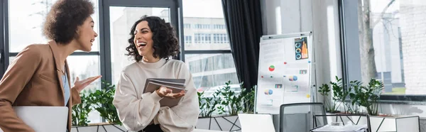 Cheerful Multiethnic Businesswomen Papers Laptop Talking Office Banner — Foto Stock