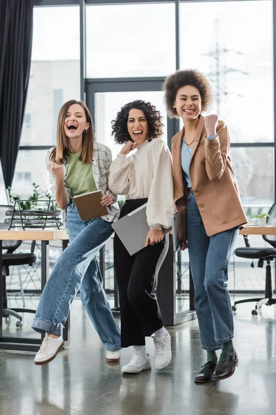 Excited Multiethnic Businesswomen Showing Yes Gesture Office — Zdjęcie stockowe