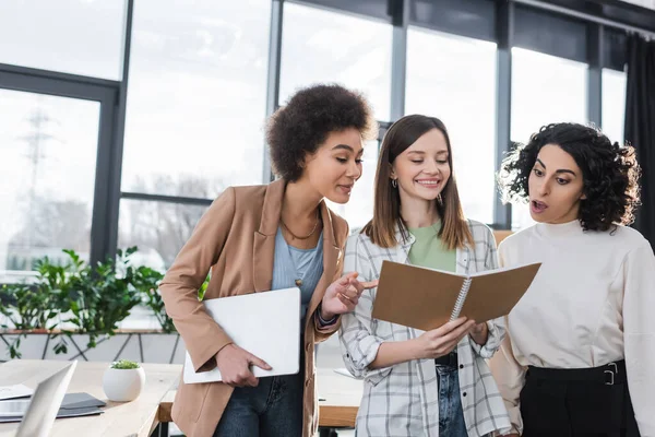 Empresarias Multiculturales Mirando Cuaderno Oficina — Foto de Stock