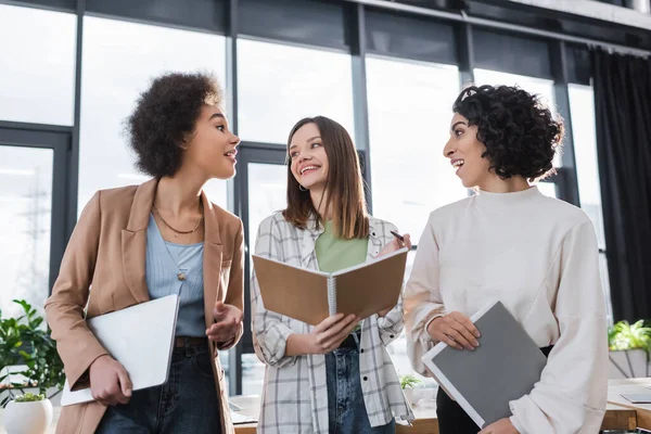 Positive Multiethnic Businesswomen Documents Laptop Talking Office — Stok Foto