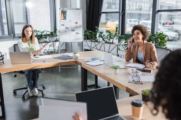 Smiling African American Businesswoman Talking Smartphone Colleagues Office — Stockfoto