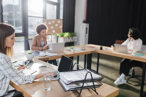 Ung Affärskvinna Med Bärbar Dator Nära Dokument Och Vatten Kontoret — Stockfoto