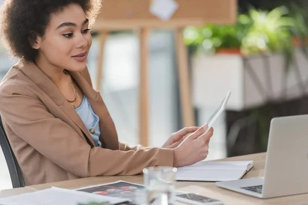 Smiling African American Businesswoman Using Digital Tablet Laptop Papers Office — Stok Foto