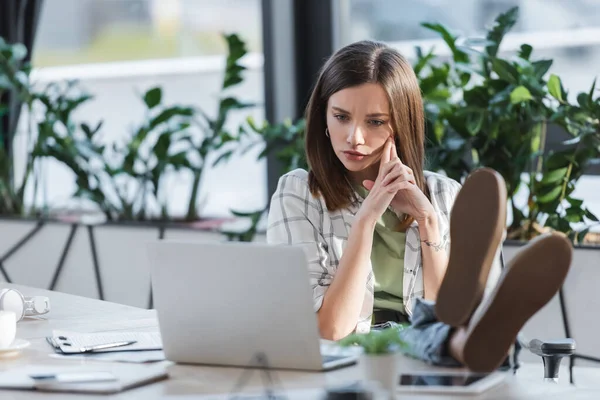 Konzentrierte Geschäftsfrau Blickt Auf Verschwommenen Laptop Büro — Stockfoto