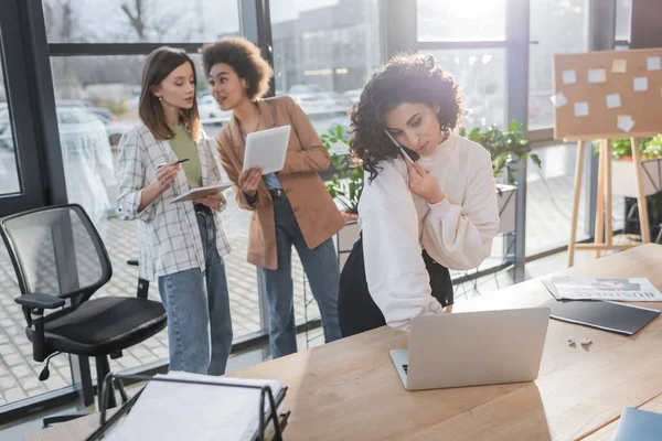 Muslim Businesswoman Talking Smartphone Using Laptop Blurred Interracial Colleagues Office — Fotografia de Stock