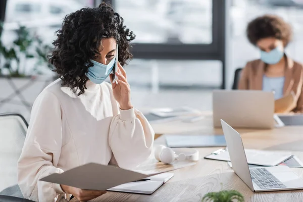 Muslim Businesswoman Medical Mask Talking Smartphone Holding Paper Folder Office — Foto Stock