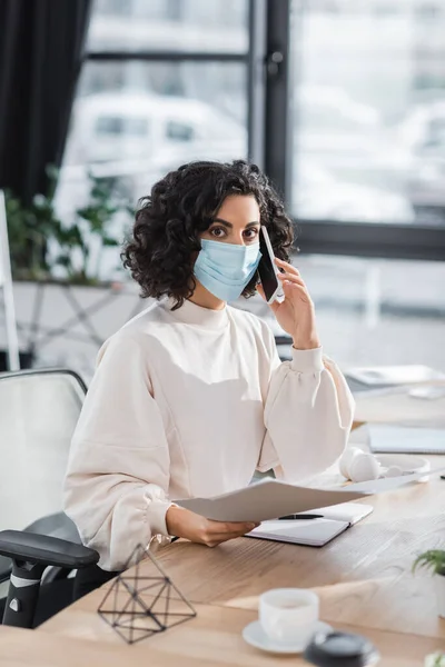 Muslim Businesswoman Medical Mask Talking Cellphone Holding Documents Office — Stock Photo, Image