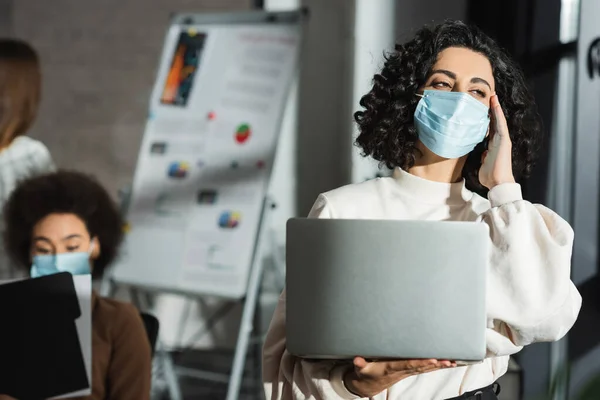 Musulmana Mujer Negocios Máscara Médica Sosteniendo Portátil Mientras Sufre Dolor — Foto de Stock