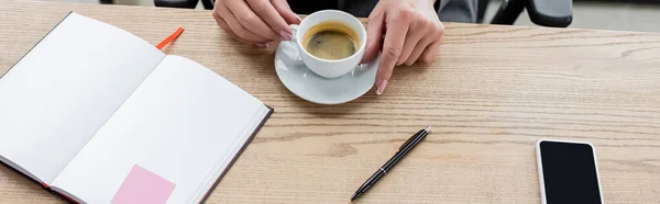 Vedere Sus Bancherului Decupat Ceașcă Cafea Lângă Notebook Gol Smartphone — Fotografie, imagine de stoc