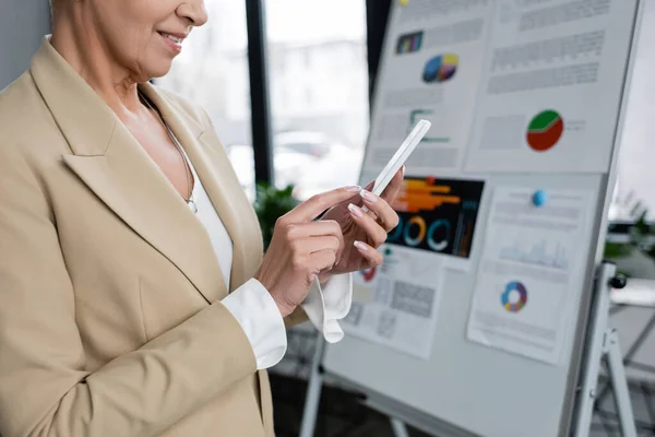 Teilansicht Eines Lächelnden Ökonomen Mittels Smartphone Der Nähe Eines Unscharfen — Stockfoto