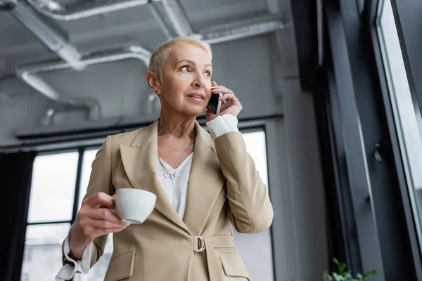 Vista Ángulo Bajo Banquero Con Estilo Con Taza Café Hablando —  Fotos de Stock