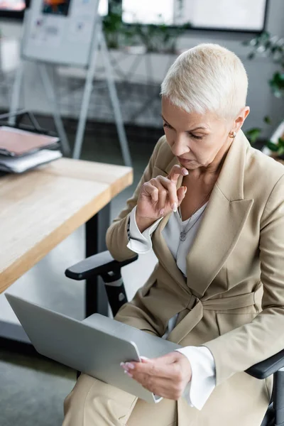 Pensive Banker Touching Chin While Sitting Laptop Office — Stock Photo, Image