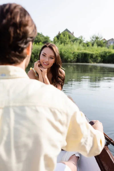 Gelukkig Vrouw Zoek Naar Vriendje Tijdens Boottocht — Stockfoto