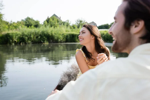 Feliz Mujer Sonriendo Mirando Hacia Otro Lado Cerca Alegre Borroso — Foto de Stock