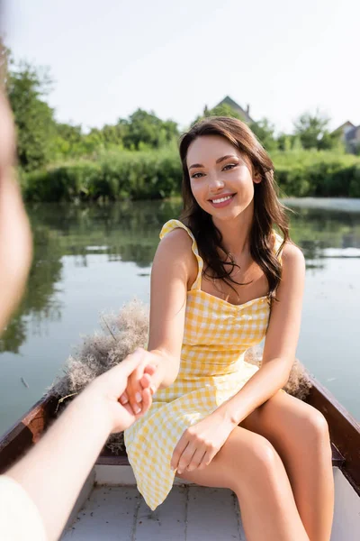 Mulher Feliz Mãos Dadas Com Namorado Borrado Durante Viagem Barco — Fotografia de Stock