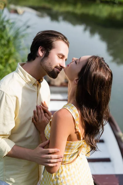 Vrolijk Vrouw Met Gesloten Ogen Knuffelen Met Vriendje — Stockfoto