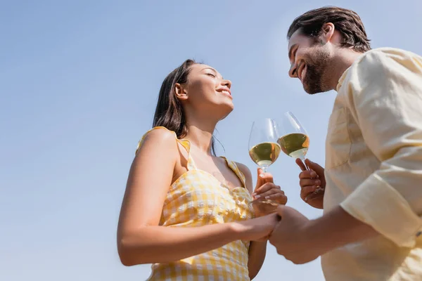 Low Angle View Young Couple Summer Clothes Clinking Glasses Wine — Stock Photo, Image