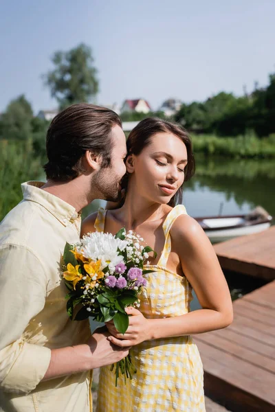 Barbudo Hombre Dando Ramo Flores Besar Mujer Cerca Del Lago — Foto de Stock