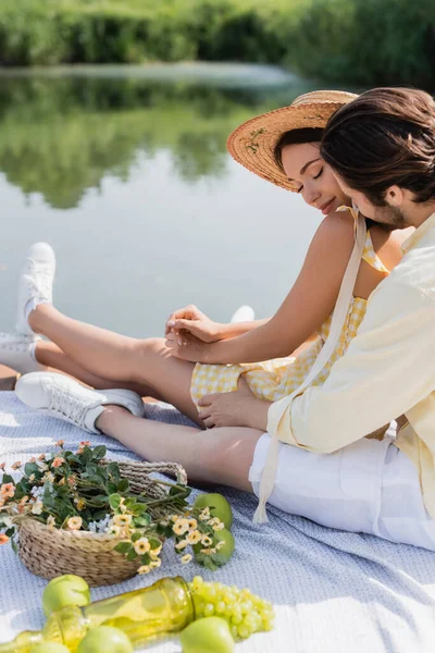 Romantisches Paar Sitzt Beim Picknick Der Seebrücke Und Hält Händchen — Stockfoto