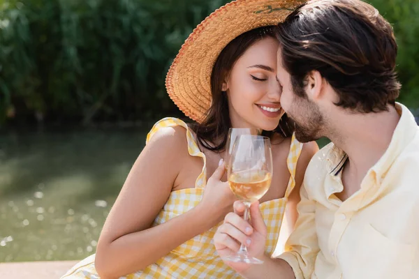 Mutlu Romantik Çift Ellerinde Şarap Bardaklarıyla Dışarıda — Stok fotoğraf
