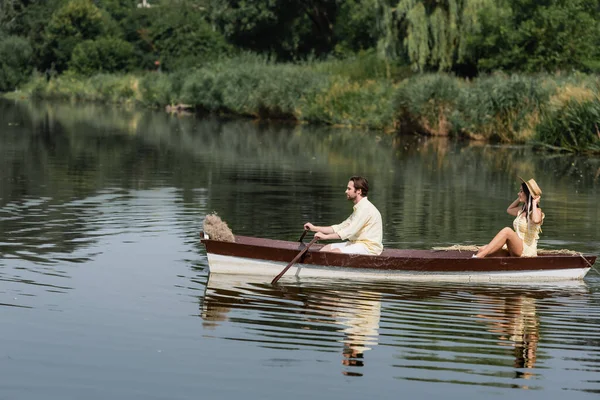Πλαϊνή Άποψη Του Ζευγαριού Έχοντας Ρομαντική Βόλτα Βάρκα Στη Λίμνη — Φωτογραφία Αρχείου
