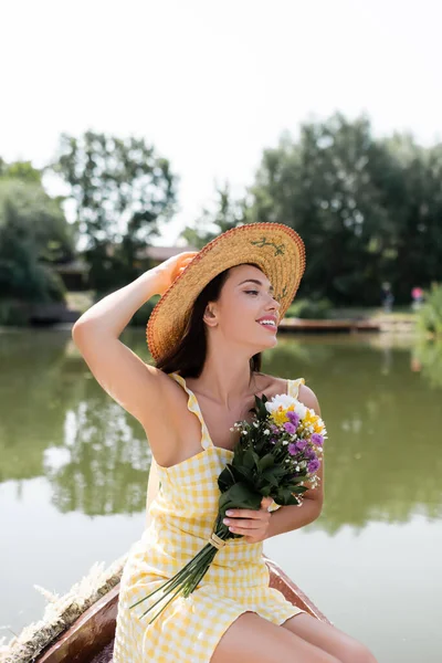 Alegre Joven Mujer Sombrero Paja Vestido Sosteniendo Flores Mientras Tiene — Foto de Stock