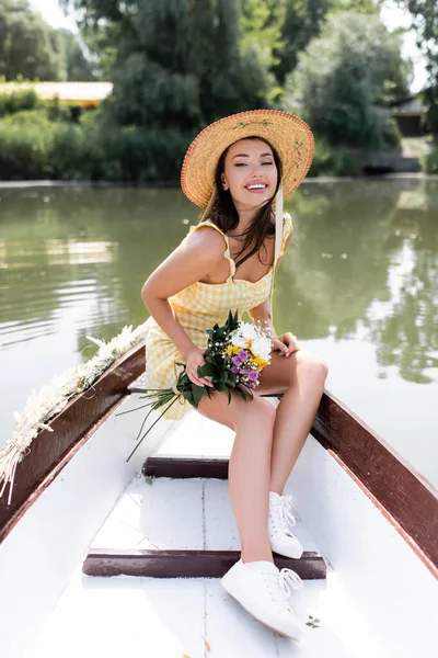 Joyful Young Woman Straw Hat Dress Holding Flowers While Having — Stock Photo, Image