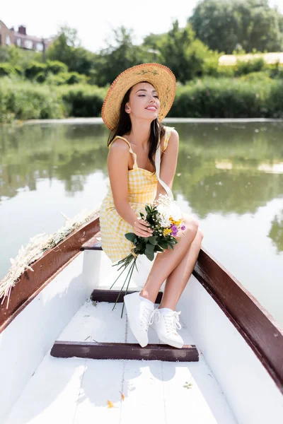 Positive Young Woman Straw Hat Holding Flowers While Having Boat — Stock Photo, Image