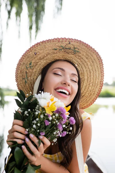 Happy Young Woman Straw Hat Holding Blooming Flowers — Stock Photo, Image