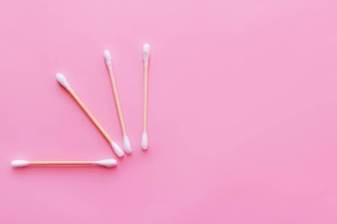 Pembe arkaplanda fotokopi alanı olan kulak çubuklarının üst görünümü