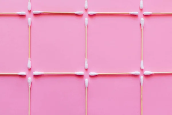 ピンクの背景に綿棒で作られた正方形の上からの眺め — ストック写真
