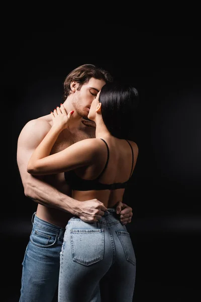 Vrouw Jeans Beha Zoenen Sexy Vriend Geïsoleerd Zwart — Stockfoto