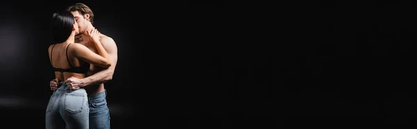 Спокуслива Жінка Бюстгальтері Цілує Язистого Хлопця Чорному Тлі Банер — стокове фото