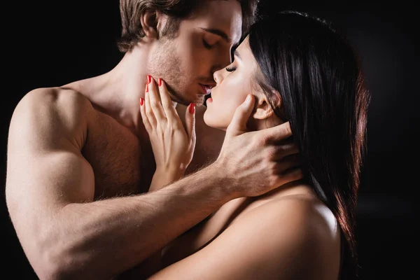 Homem Muscular Beijando Jovem Namorada Isolado Preto — Fotografia de Stock