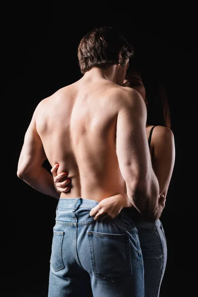 Muskulös Man Kysser Förförisk Flickvän Isolerad Svart — Stockfoto