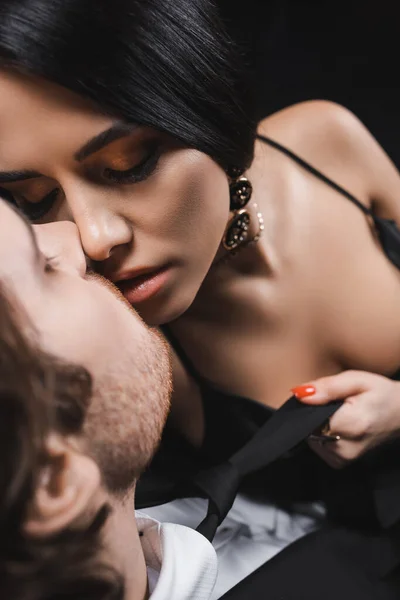 Top View Seductive Woman Kissing Boyfriend Suit Isolated Black — Stock fotografie