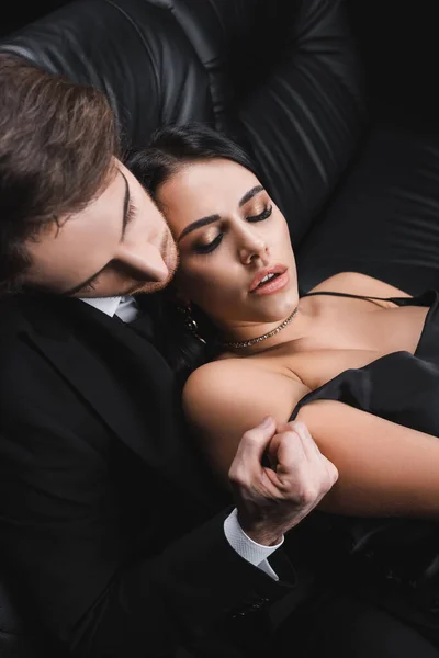 Hochwinkelaufnahme Eines Mannes Formeller Kleidung Der Seidenkleid Von Einer Sexy — Stockfoto