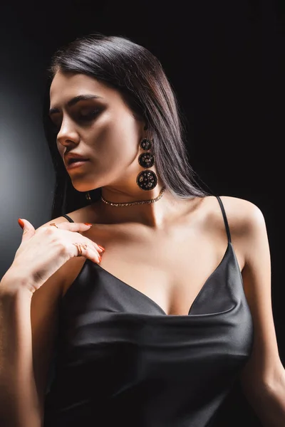 セクシーブルネット女性でシルクドレスポーズ上の黒の背景 — ストック写真