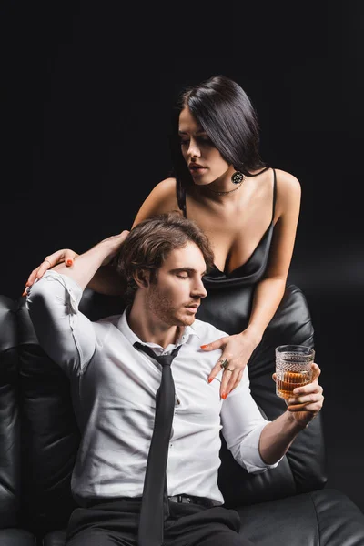 Csábító Megérinti Barátja Formális Viselet Gazdaság Whiskey Kanapén Elszigetelt Fekete — Stock Fotó
