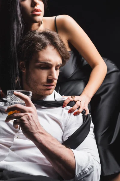 Sexy Frau Berührt Freund Hemd Mit Whiskey Auf Schwarz — Stockfoto