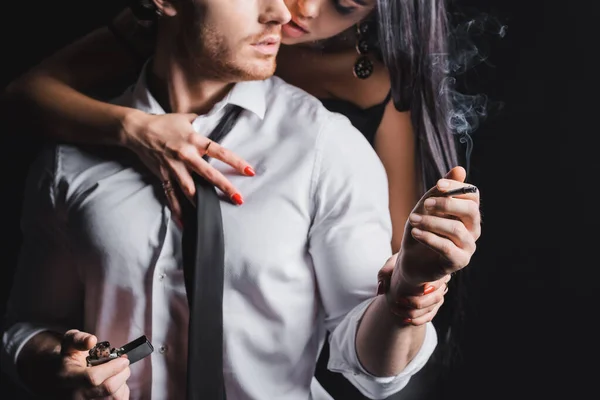 Vista Cortada Homem Segurando Cigarro Isqueiro Perto Namorada Sexy Borrada — Fotografia de Stock