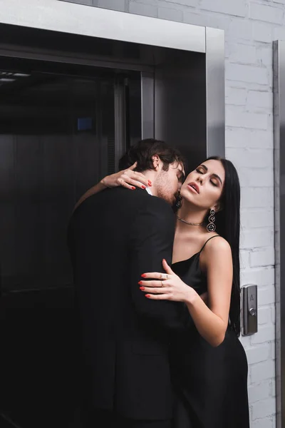 Man Formal Wear Kissing Sexy Girlfriend Elevator — Foto de Stock