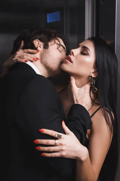 Apaixonado Homem Terno Beijando Morena Namorada Perto Elevador — Fotografia de Stock
