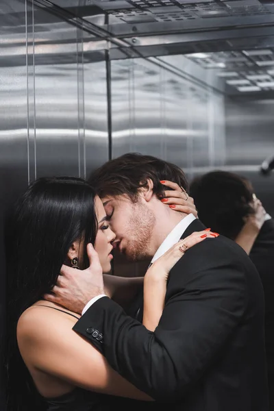 Sexy Woman Kissing Boyfriend Suit Elevator — стоковое фото