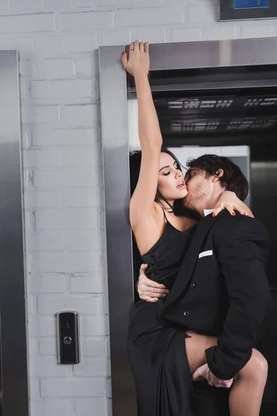 Young Man Suit Kissing Sensual Woman Dress Elevator — Foto de Stock