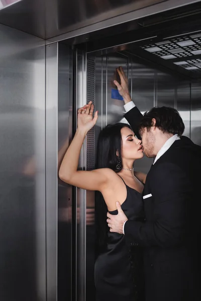 年轻优雅的情侣在电梯里接吻 — 图库照片