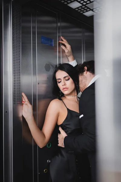 Elegant Man Kissing Sensual Brunette Girlfriend Elevator — Fotografia de Stock