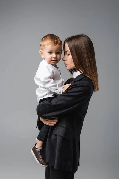 Niño Mirando Cámara Las Manos Madre Aislado Gris —  Fotos de Stock